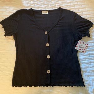 Free Kisses v-neck ribbed t-shirt with buttons